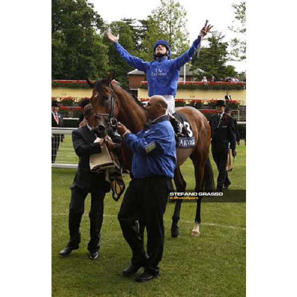 Frankie Dettori celebrates on Campanologist after winning the King Edward VII Stakes Ascot, 4th day, 20th june 2008 ph. Stefano Grasso