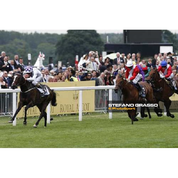 Kevin Manning on Lush Lashes flyes towards the line and goes to win the Coronation Stakes Ascot, 4th day, 20th june 2008 ph. Stefano Grasso