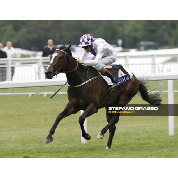 Kevin Manning on Lush Lashes flyes towards the line and goes to win the Coronation Stakes Ascot, 4th day, 20th june 2008 ph. Stefano Grasso