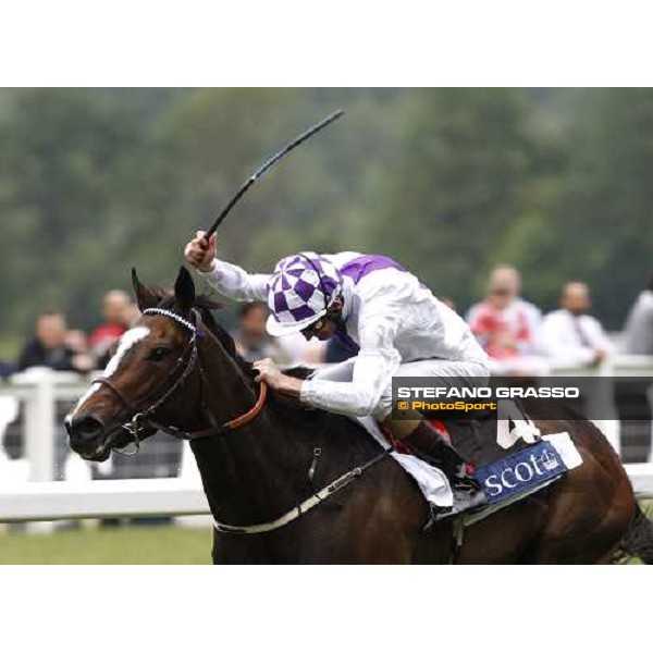 Kevin Manning on Lush Lashes flyes towards the line and goes to win the Coronation Stakes Ascot, 4th day, 20th june 2008 ph. Stefano Grasso