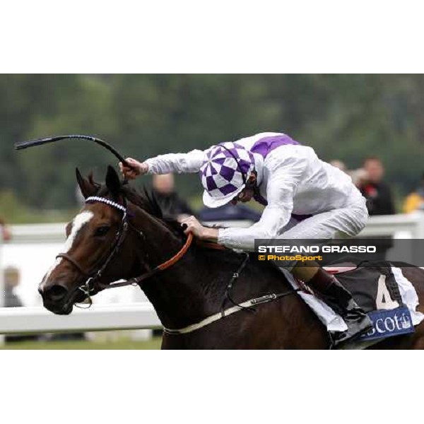 Kevin Manning on Lush Lashes flyes towards the line and goes to win the Coronation Stakes Ascot, 4th day, 20th june 2008 ph. Stefano Grasso
