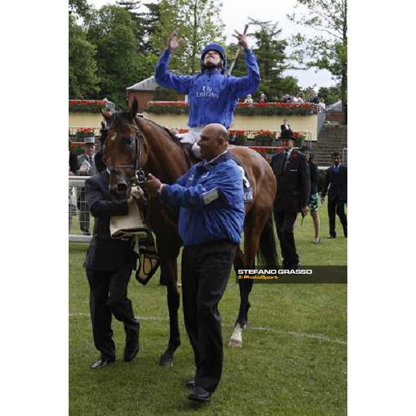 Frankie Dettori celebrates on Campanologist after winning the King Edward VII Stakes Ascot, 4th day, 20th june 2008 ph. Stefano Grasso