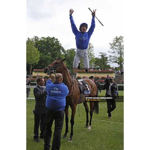 Frankie Dettori jumps from Campanologist after winning the King Edward VII Stakes Ascot, 4th day, 20th june 2008 ph. Stefano Grasso