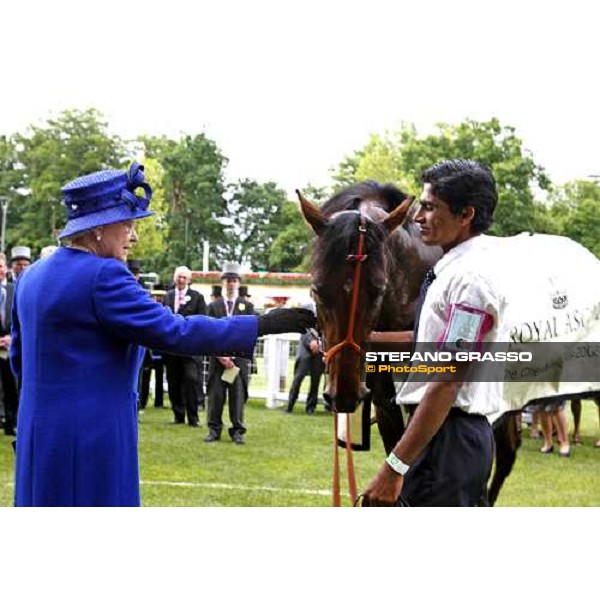 Royal Ascot - 5th day - a caress by The Queen to his horse Free Agent winner of the Chesham Stakes Ascot, 20th june 2008 ph. Stefano Grasso