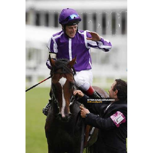 Royal Ascot - 5th day - Johnny Murtagh congratulates with the groom after winning on Macarthur the Hardwicke Stakes Ascot, 21th june 2008 ph. Stefano Grasso