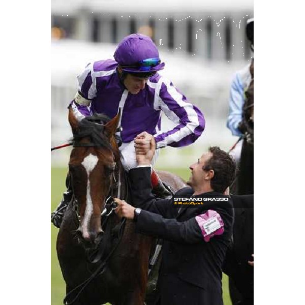 Royal Ascot - 5th day - Johnny Murtagh congratulates with the groom after winning on Macarthur the Hardwicke Stakes Ascot, 21th june 2008 ph. Stefano Grasso