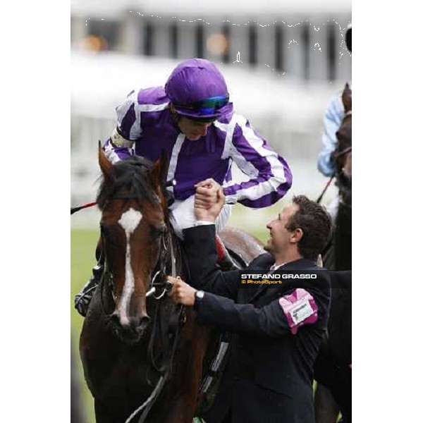 Royal Ascot - 5th day - Johnny Murtagh congratulates with the groom after winning on Macarthur the Hardwicke Stakes Ascot, 21th june 2008 ph. Stefano Grasso