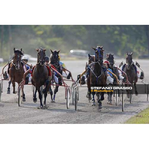 at the first turn Khavizov Dinar with Angel Sirrius leads the group and goes to win the Sovenian leg of Mediterranean Trotting Championship Ljubljana, 6th july 2008 ph. Stefano Grasso