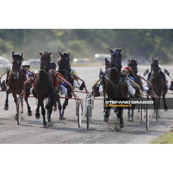 at the first turn Khavizov Dinar with Angel Sirrius leads the group and goes to win the Sovenian leg of Mediterranean Trotting Championship Ljubljana, 6th july 2008 ph. Stefano Grasso