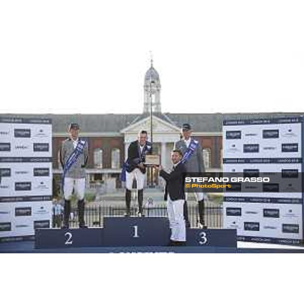 LGCT of London - Prize giving ceremony - Scott Brash receives the Longines watch from Maxim de Turckheim - London, Royal Hospital Chelsea, 4 August 2018 - ph.Stefano Grasso/LGCT