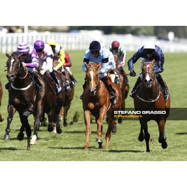 Nearside is SOUTH CENTRAL with R Winston 1st from farside SPIN CYCLE 2nd in Norfolk Stakes at Royal Ascot 19-6-08 Ascot, Royal Ascot 3rd day, 19th june 2008 ph. Stefano Grasso