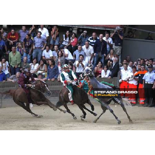 the horses turn the Curva del Casato Siena, 16th august 2008 ph. Stefano Grasso
