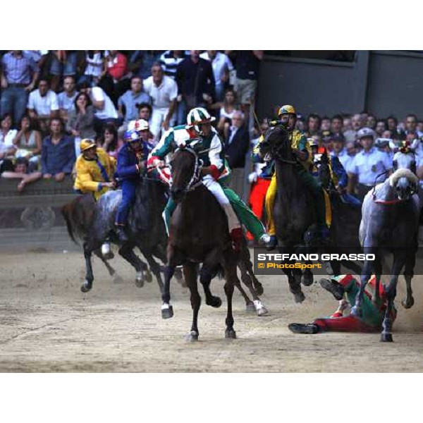 the horses turn the Curva del Casato Siena, 16th august 2008 ph. Stefano Grasso