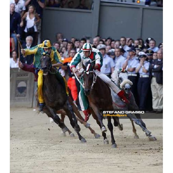the horses turn the Curva del Casato Siena, 16th august 2008 ph. Stefano Grasso
