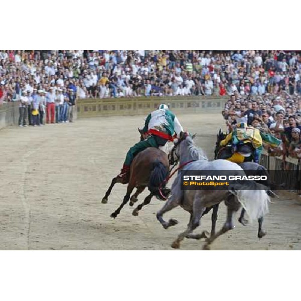 the last turn after the Mossa during the Palio dell\' Assunta Siena, 16th august 2008 ph. Stefano Grasso