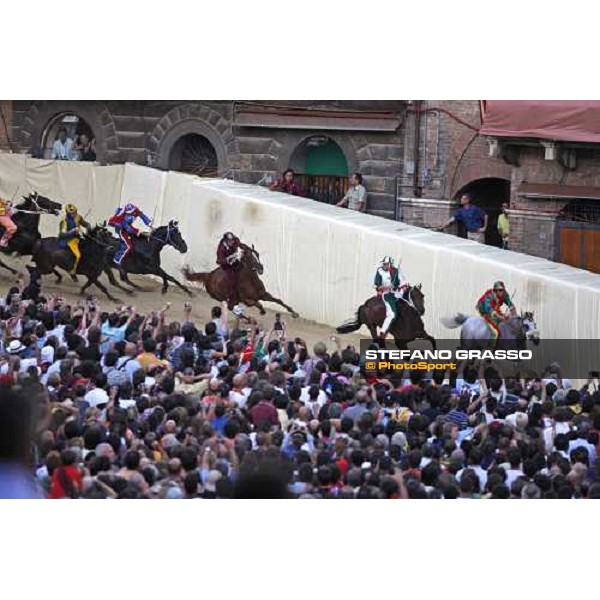 Giuseppe Zedde nickname Gingillo on Elisir Logudoro fifth at the turn of the Curva di San MArtino during the Palio dell\' Assunta Siena, 16th august 2008 ph. Stefano Grasso