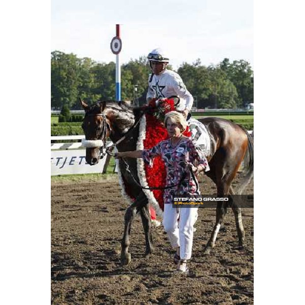parading for Garrett Gomez on Colonel John abd his owner after winning the 139th running of the Travers presented by Shadwell Farm Saratoga, 23rd august 2008 ph. Stefano Grasso