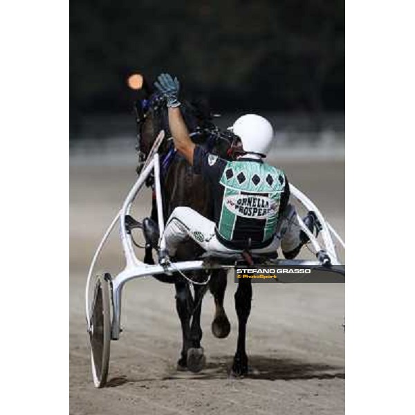 Enrico Bellei with Ghiaccio del Nord thanks the racegoers after winning the 1st heat of Campionato Europeo 2008 Cesena, 6th september 2008 ph. Stefano Grasso