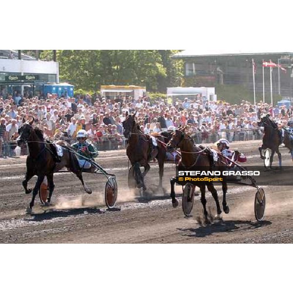 finish line of Copenhagen Cup Kolgjini with Revenue wins Svandstedt with Gidde Palema Copenhagen Cup 2004 Charlottenlund 13th june 2004 ph. Lars Jakobsson-Kanal 75