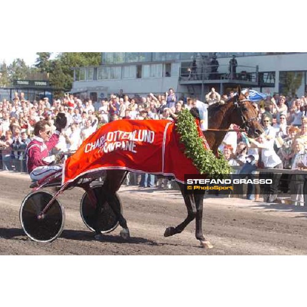 parading for Lufti Kolgjini and Revenue, winners of Copenhagen Cup 2004 Charlottenlund 13th june 2004 ph. Lars Jakobsson-Kanal 75