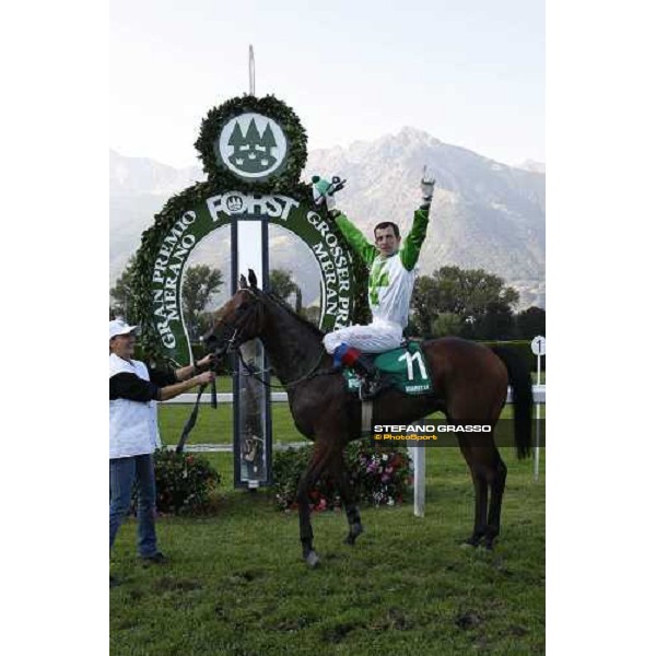 Raffaele Romano on Sharstar after winning the 69.¡ Gran Premio Merano Forst Merano, 28th sep. 2008 ph. Stefano Grasso