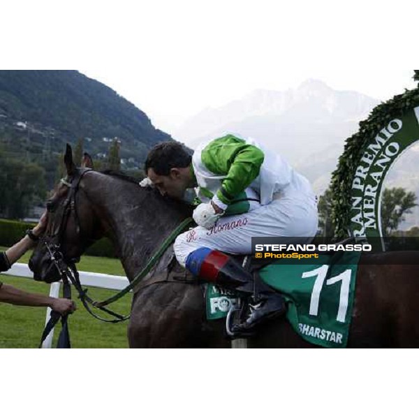 Raffaele Romano kisses Sharstar after winning the 69.¡ Gran Premio Merano Forst Merano, 28th sep. 2008 ph. Stefano Grasso