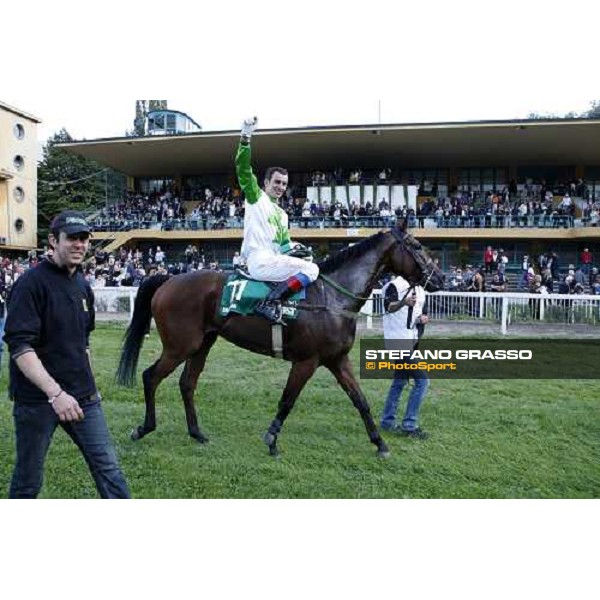 Raffaele Romano triumphs on Sharstar after winning the 69.¡ Gran Premio Merano Forst Merano, 28th sep. 2008 ph. Stefano Grasso