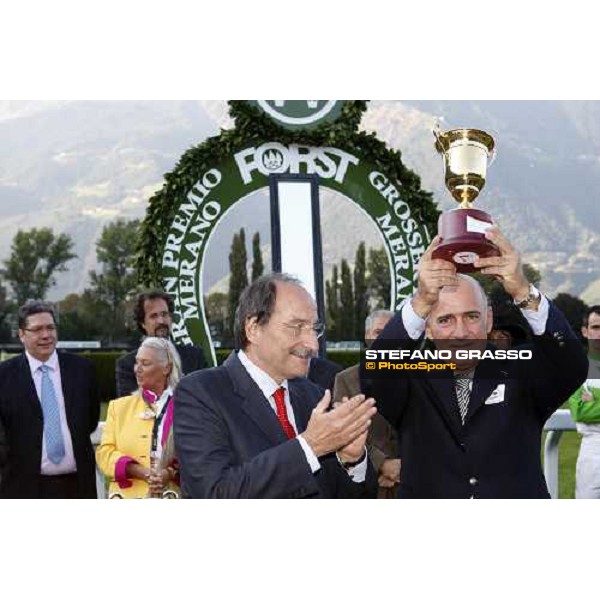 Sharstar\'s owner Rodolfo Casieri stands the cup with dott. Goffredo Sottile after winning the 69.¡ Gran Premio Merano Forst Merano, 28th sep. 2008 ph. Stefano Grasso