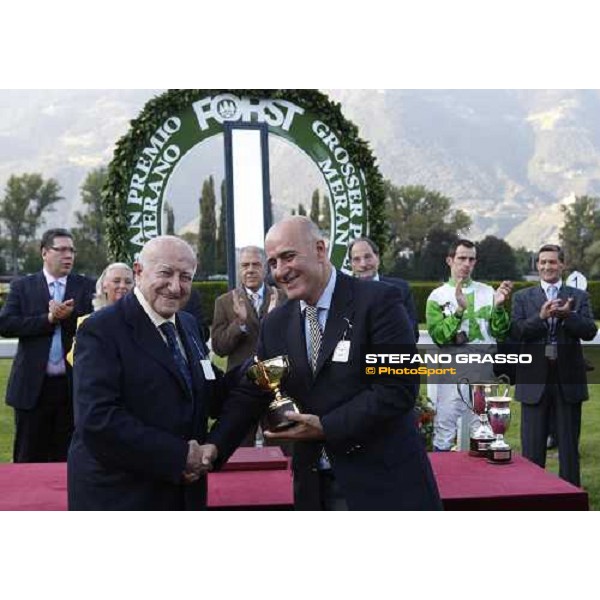 Pio Bruni presents the Gold Cup to Rodolfo Casieri during the prize giving of the 69.¡Gran Premio Merano Forst Merano, 28th sep. 2008 ph. Stefano Grasso