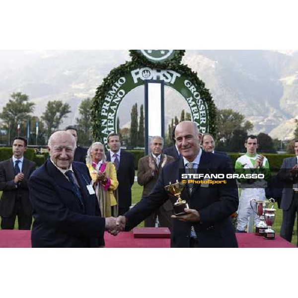Pio Bruni presents the Gold Cup to Rodolfo Casieri during the prize giving of the 69.¡Gran Premio Merano Forst Merano, 28th sep. 2008 ph. Stefano Grasso