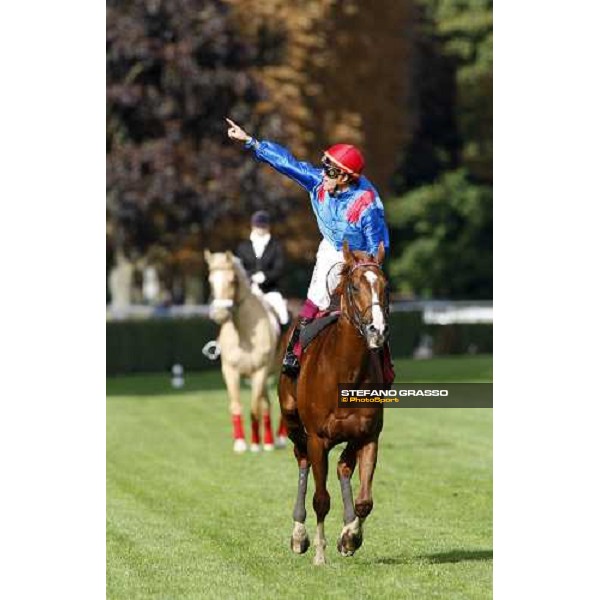 Christophe Soumillon on Bannaby comes back in triumph after winning the Qatar Prix du Cadran Paris Longchamp, 4th oct. 2008 ph. Stefano Grasso