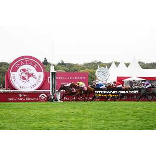 07.10.2018, Paris, FRA, FRANKREICH - Royal Marine with O. Murphy up wins the Prix Jean-Luc Lagardere at Paris Longchamp racecourse. 181007D802Longchamp.JPG [Copyright (c) Frank Sorge, Fotograf, Tel. 0049(0)3078705340, Mobil: 0049(0)178 788 5678, Fax: 0049(0)30 78705341, web: www.galoppfoto.de, e-mail: info@galoppfoto.de, Bankverbindung: BIC: BELADEBEXXX, IBAN: DE10 100500000620159286 - NO MODEL RELEASE - bei Verwendung des Fotos ausserhalb journalistischer Zwecke bitte Ruecksprache halten - Foto ist honorarpflichtig!]