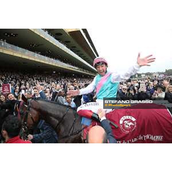 07.10.2018, Paris, FRA, FRANKREICH - Enable with Frankie Dettori up wins the Prix de l\'Arc de Triomphe at Paris Longchamp racecourse. 181007D802Longchamp.JPG [Copyright (c) Frank Sorge, Fotograf, Tel. 0049(0)3078705340, Mobil: 0049(0)178 788 5678, Fax: 0049(0)30 78705341, web: www.galoppfoto.de, e-mail: info@galoppfoto.de, Bankverbindung: BIC: BELADEBEXXX, IBAN: DE10 100500000620159286 - NO MODEL RELEASE - bei Verwendung des Fotos ausserhalb journalistischer Zwecke bitte Ruecksprache halten - Foto ist honorarpflichtig!]