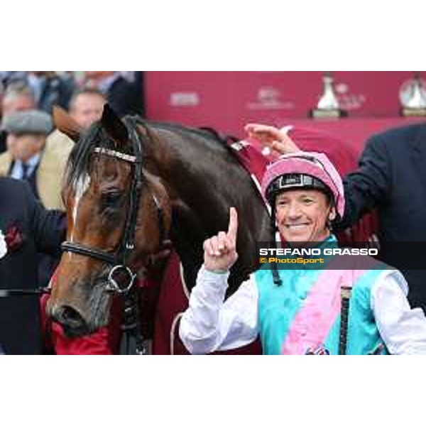 07.10.2018, Paris, FRA, FRANKREICH - Enable with Frankie Dettori up wins the Prix de l\'Arc de Triomphe at Paris Longchamp racecourse. 181007D802Longchamp.JPG [Copyright (c) Frank Sorge, Fotograf, Tel. 0049(0)3078705340, Mobil: 0049(0)178 788 5678, Fax: 0049(0)30 78705341, web: www.galoppfoto.de, e-mail: info@galoppfoto.de, Bankverbindung: BIC: BELADEBEXXX, IBAN: DE10 100500000620159286 - NO MODEL RELEASE - bei Verwendung des Fotos ausserhalb journalistischer Zwecke bitte Ruecksprache halten - Foto ist honorarpflichtig!]