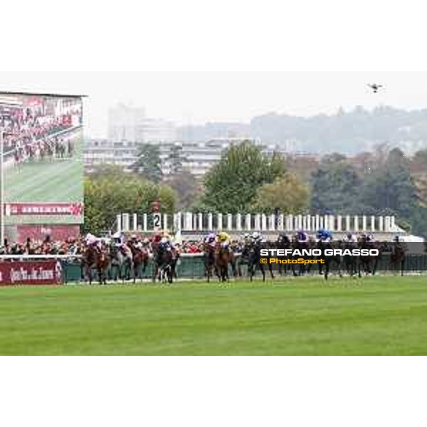 07.10.2018, Paris, FRA, FRANKREICH - Enable with Frankie Dettori up wins the Prix de l\'Arc de Triomphe at Paris Longchamp racecourse. 181007D802Longchamp.JPG [Copyright (c) Frank Sorge, Fotograf, Tel. 0049(0)3078705340, Mobil: 0049(0)178 788 5678, Fax: 0049(0)30 78705341, web: www.galoppfoto.de, e-mail: info@galoppfoto.de, Bankverbindung: BIC: BELADEBEXXX, IBAN: DE10 100500000620159286 - NO MODEL RELEASE - bei Verwendung des Fotos ausserhalb journalistischer Zwecke bitte Ruecksprache halten - Foto ist honorarpflichtig!]