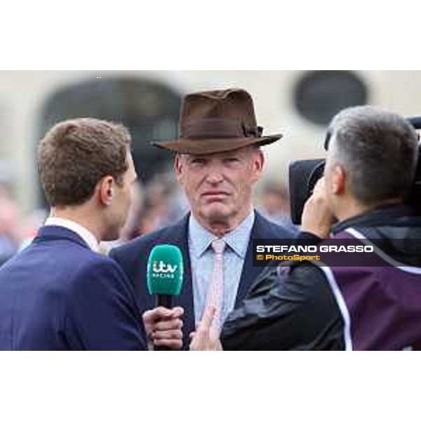 07.10.2018, Paris, FRA, FRANKREICH - A portrait of John Gosden after winning the Prix de l\'Arc de Triomphe at Paris Longchamp racecourse. 181007D802Longchamp.JPG [Copyright (c) Frank Sorge, Fotograf, Tel. 0049(0)3078705340, Mobil: 0049(0)178 788 5678, Fax: 0049(0)30 78705341, web: www.galoppfoto.de, e-mail: info@galoppfoto.de, Bankverbindung: BIC: BELADEBEXXX, IBAN: DE10 100500000620159286 - NO MODEL RELEASE - bei Verwendung des Fotos ausserhalb journalistischer Zwecke bitte Ruecksprache halten - Foto ist honorarpflichtig!]