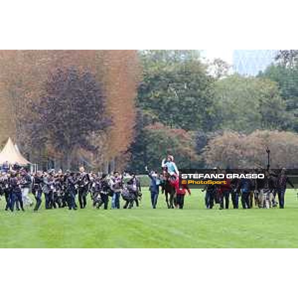 07.10.2018, Paris, FRA, FRANKREICH - Enable with Frankie Dettori up wins the Prix de l\'Arc de Triomphe at Paris Longchamp racecourse. 181007D802Longchamp.JPG [Copyright (c) Frank Sorge, Fotograf, Tel. 0049(0)3078705340, Mobil: 0049(0)178 788 5678, Fax: 0049(0)30 78705341, web: www.galoppfoto.de, e-mail: info@galoppfoto.de, Bankverbindung: BIC: BELADEBEXXX, IBAN: DE10 100500000620159286 - NO MODEL RELEASE - bei Verwendung des Fotos ausserhalb journalistischer Zwecke bitte Ruecksprache halten - Foto ist honorarpflichtig!]