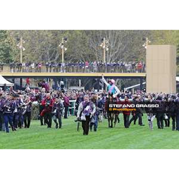 07.10.2018, Paris, FRA, FRANKREICH - Enable with Frankie Dettori up wins the Prix de l\'Arc de Triomphe at Paris Longchamp racecourse. 181007D802Longchamp.JPG [Copyright (c) Frank Sorge, Fotograf, Tel. 0049(0)3078705340, Mobil: 0049(0)178 788 5678, Fax: 0049(0)30 78705341, web: www.galoppfoto.de, e-mail: info@galoppfoto.de, Bankverbindung: BIC: BELADEBEXXX, IBAN: DE10 100500000620159286 - NO MODEL RELEASE - bei Verwendung des Fotos ausserhalb journalistischer Zwecke bitte Ruecksprache halten - Foto ist honorarpflichtig!]