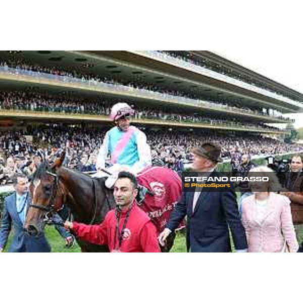 07.10.2018, Paris, FRA, FRANKREICH - Enable with Frankie Dettori up wins the Prix de l\'Arc de Triomphe at Paris Longchamp racecourse. Trainer John Gosden (right) 181007D802Longchamp.JPG [Copyright (c) Frank Sorge, Fotograf, Tel. 0049(0)3078705340, Mobil: 0049(0)178 788 5678, Fax: 0049(0)30 78705341, web: www.galoppfoto.de, e-mail: info@galoppfoto.de, Bankverbindung: BIC: BELADEBEXXX, IBAN: DE10 100500000620159286 - NO MODEL RELEASE - bei Verwendung des Fotos ausserhalb journalistischer Zwecke bitte Ruecksprache halten - Foto ist honorarpflichtig!]