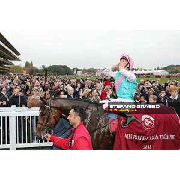 07.10.2018, Paris, FRA, FRANKREICH - Enable with Frankie Dettori up wins the Prix de l\'Arc de Triomphe at Paris Longchamp racecourse. 181007D802Longchamp.JPG [Copyright (c) Frank Sorge, Fotograf, Tel. 0049(0)3078705340, Mobil: 0049(0)178 788 5678, Fax: 0049(0)30 78705341, web: www.galoppfoto.de, e-mail: info@galoppfoto.de, Bankverbindung: BIC: BELADEBEXXX, IBAN: DE10 100500000620159286 - NO MODEL RELEASE - bei Verwendung des Fotos ausserhalb journalistischer Zwecke bitte Ruecksprache halten - Foto ist honorarpflichtig!]