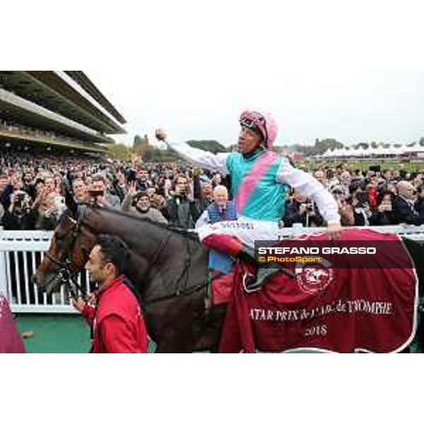 07.10.2018, Paris, FRA, FRANKREICH - Enable with Frankie Dettori up wins the Prix de l\'Arc de Triomphe at Paris Longchamp racecourse. 181007D802Longchamp.JPG [Copyright (c) Frank Sorge, Fotograf, Tel. 0049(0)3078705340, Mobil: 0049(0)178 788 5678, Fax: 0049(0)30 78705341, web: www.galoppfoto.de, e-mail: info@galoppfoto.de, Bankverbindung: BIC: BELADEBEXXX, IBAN: DE10 100500000620159286 - NO MODEL RELEASE - bei Verwendung des Fotos ausserhalb journalistischer Zwecke bitte Ruecksprache halten - Foto ist honorarpflichtig!]