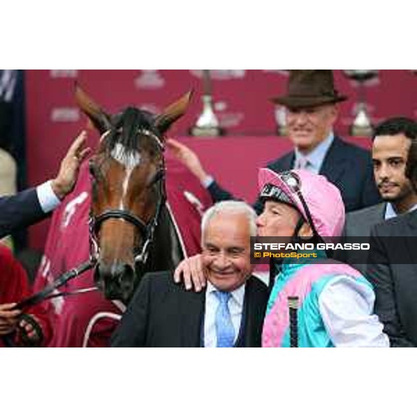 07.10.2018, Paris, FRA, FRANKREICH - Enable with Frankie Dettori up wins the Prix de l\'Arc de Triomphe at Paris Longchamp racecourse. Yves Saint Martin gets a kiss 181007D802Longchamp.JPG [Copyright (c) Frank Sorge, Fotograf, Tel. 0049(0)3078705340, Mobil: 0049(0)178 788 5678, Fax: 0049(0)30 78705341, web: www.galoppfoto.de, e-mail: info@galoppfoto.de, Bankverbindung: BIC: BELADEBEXXX, IBAN: DE10 100500000620159286 - NO MODEL RELEASE - bei Verwendung des Fotos ausserhalb journalistischer Zwecke bitte Ruecksprache halten - Foto ist honorarpflichtig!]