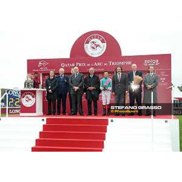 07.10.2018, Paris, FRA, FRANKREICH - Winners presentation. Enable with Frankie Dettori up wins the Prix de l\'Arc de Triomphe at Paris Longchamp racecourse. 181007D802Longchamp.JPG [Copyright (c) Frank Sorge, Fotograf, Tel. 0049(0)3078705340, Mobil: 0049(0)178 788 5678, Fax: 0049(0)30 78705341, web: www.galoppfoto.de, e-mail: info@galoppfoto.de, Bankverbindung: BIC: BELADEBEXXX, IBAN: DE10 100500000620159286 - NO MODEL RELEASE - bei Verwendung des Fotos ausserhalb journalistischer Zwecke bitte Ruecksprache halten - Foto ist honorarpflichtig!]