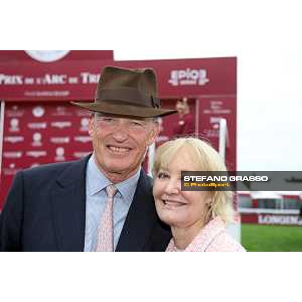 07.10.2018, Paris, FRA, FRANKREICH - A portrait of John Gosden and wife Rachael after winning the Prix de l\'Arc de Triomphe at Paris Longchamp racecourse. 181007D802Longchamp.JPG [Copyright (c) Frank Sorge, Fotograf, Tel. 0049(0)3078705340, Mobil: 0049(0)178 788 5678, Fax: 0049(0)30 78705341, web: www.galoppfoto.de, e-mail: info@galoppfoto.de, Bankverbindung: BIC: BELADEBEXXX, IBAN: DE10 100500000620159286 - NO MODEL RELEASE - bei Verwendung des Fotos ausserhalb journalistischer Zwecke bitte Ruecksprache halten - Foto ist honorarpflichtig!]