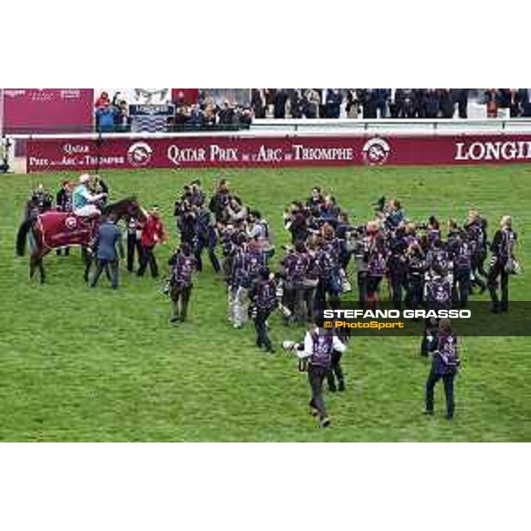 07.10.2018, Paris, FRA, FRANKREICH - Enable with Frankie Dettori up wins the Prix de l\'Arc de Triomphe at Paris Longchamp racecourse. 181007D802Longchamp.JPG [Copyright (c) Frank Sorge, Fotograf, Tel. 0049(0)3078705340, Mobil: 0049(0)178 788 5678, Fax: 0049(0)30 78705341, web: www.galoppfoto.de, e-mail: info@galoppfoto.de, Bankverbindung: BIC: BELADEBEXXX, IBAN: DE10 100500000620159286 - NO MODEL RELEASE - bei Verwendung des Fotos ausserhalb journalistischer Zwecke bitte Ruecksprache halten - Foto ist honorarpflichtig!]