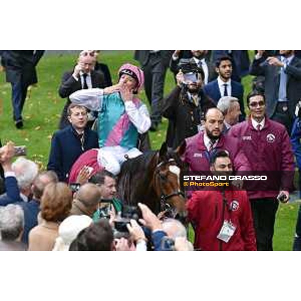 07.10.2018, Paris, FRA, FRANKREICH - Enable with Frankie Dettori up wins the Prix de l\'Arc de Triomphe at Paris Longchamp racecourse. 181007D802Longchamp.JPG [Copyright (c) Frank Sorge, Fotograf, Tel. 0049(0)3078705340, Mobil: 0049(0)178 788 5678, Fax: 0049(0)30 78705341, web: www.galoppfoto.de, e-mail: info@galoppfoto.de, Bankverbindung: BIC: BELADEBEXXX, IBAN: DE10 100500000620159286 - NO MODEL RELEASE - bei Verwendung des Fotos ausserhalb journalistischer Zwecke bitte Ruecksprache halten - Foto ist honorarpflichtig!]