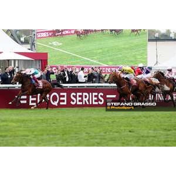 07.10.2018, Paris, FRA, FRANKREICH - Enable with Frankie Dettori up wins the Prix de l\'Arc de Triomphe at Paris Longchamp racecourse. 181007D802Longchamp.JPG [Copyright (c) Frank Sorge, Fotograf, Tel. 0049(0)3078705340, Mobil: 0049(0)178 788 5678, Fax: 0049(0)30 78705341, web: www.galoppfoto.de, e-mail: info@galoppfoto.de, Bankverbindung: BIC: BELADEBEXXX, IBAN: DE10 100500000620159286 - NO MODEL RELEASE - bei Verwendung des Fotos ausserhalb journalistischer Zwecke bitte Ruecksprache halten - Foto ist honorarpflichtig!]