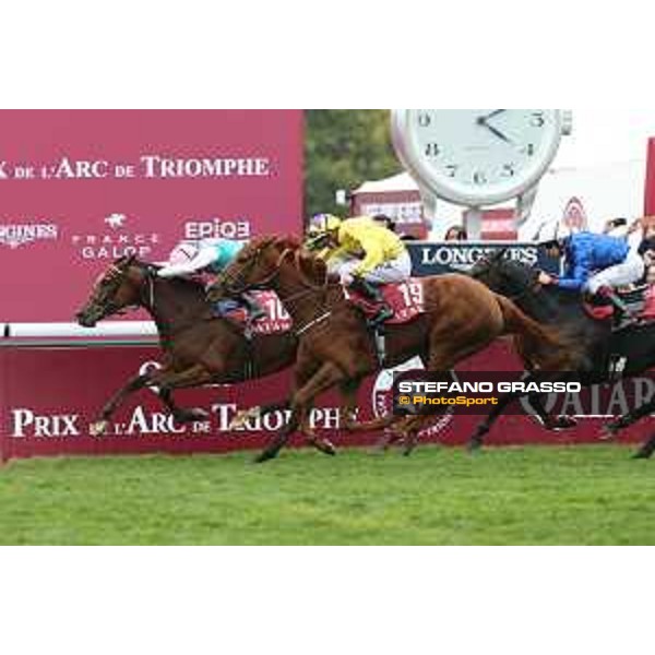 07.10.2018, Paris, FRA, FRANKREICH - Enable with Frankie Dettori up wins the Prix de l\'Arc de Triomphe at Paris Longchamp racecourse. 181007D802Longchamp.JPG [Copyright (c) Frank Sorge, Fotograf, Tel. 0049(0)3078705340, Mobil: 0049(0)178 788 5678, Fax: 0049(0)30 78705341, web: www.galoppfoto.de, e-mail: info@galoppfoto.de, Bankverbindung: BIC: BELADEBEXXX, IBAN: DE10 100500000620159286 - NO MODEL RELEASE - bei Verwendung des Fotos ausserhalb journalistischer Zwecke bitte Ruecksprache halten - Foto ist honorarpflichtig!]