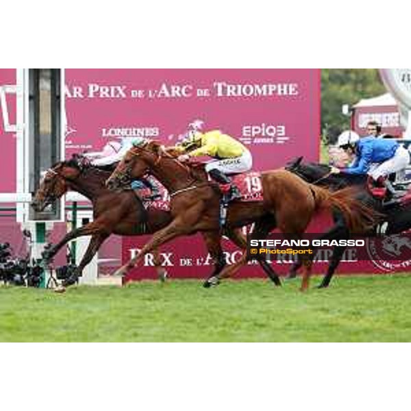 07.10.2018, Paris, FRA, FRANKREICH - Enable with Frankie Dettori up wins the Prix de l\'Arc de Triomphe at Paris Longchamp racecourse. 181007D802Longchamp.JPG [Copyright (c) Frank Sorge, Fotograf, Tel. 0049(0)3078705340, Mobil: 0049(0)178 788 5678, Fax: 0049(0)30 78705341, web: www.galoppfoto.de, e-mail: info@galoppfoto.de, Bankverbindung: BIC: BELADEBEXXX, IBAN: DE10 100500000620159286 - NO MODEL RELEASE - bei Verwendung des Fotos ausserhalb journalistischer Zwecke bitte Ruecksprache halten - Foto ist honorarpflichtig!]