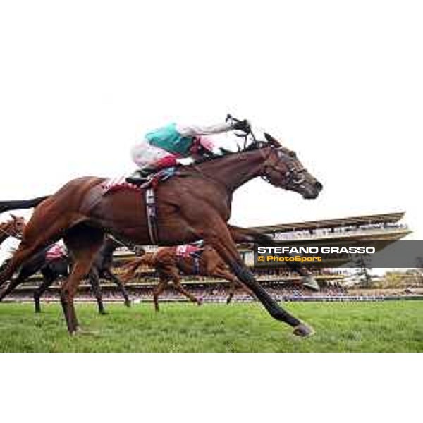 07.10.2018, Paris, FRA, FRANKREICH - Enable with Frankie Dettori up wins the Prix de l\'Arc de Triomphe at Paris Longchamp racecourse. 181007D802Longchamp.JPG [Copyright (c) Frank Sorge, Fotograf, Tel. 0049(0)3078705340, Mobil: 0049(0)178 788 5678, Fax: 0049(0)30 78705341, web: www.galoppfoto.de, e-mail: info@galoppfoto.de, Bankverbindung: BIC: BELADEBEXXX, IBAN: DE10 100500000620159286 - NO MODEL RELEASE - bei Verwendung des Fotos ausserhalb journalistischer Zwecke bitte Ruecksprache halten - Foto ist honorarpflichtig!]